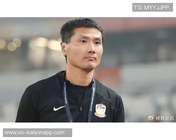 国足主帅邵佳一访问皇马与弗洛伦蒂诺合影并获赠象征荣誉的10号球衣